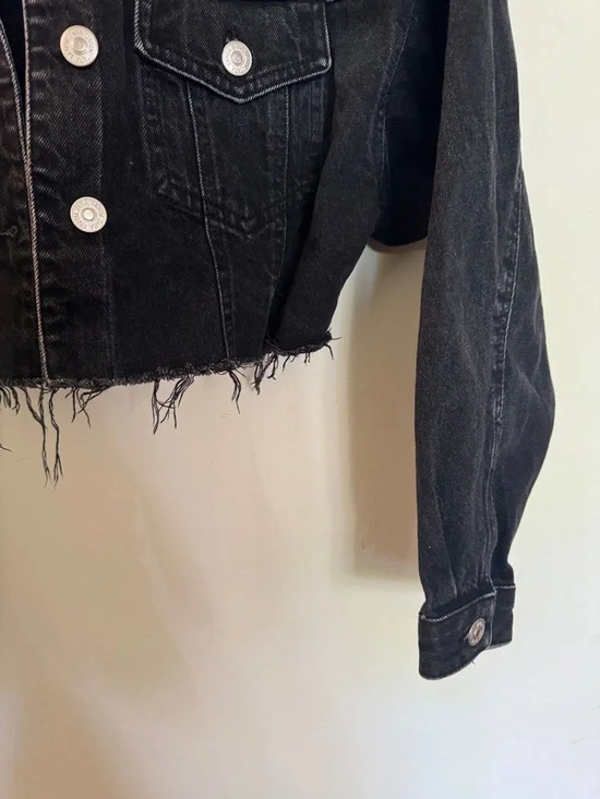 Zara Black Cropped Denim Jacket with Frayed Hem - Picture 4 of 9